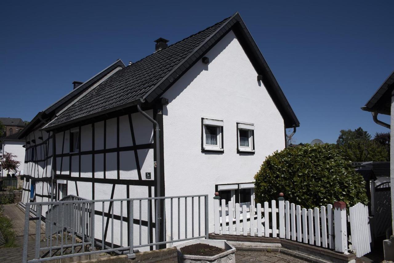Rosige Zeiten, Ferien Im Fachwerkhaus Mechernich Esterno foto